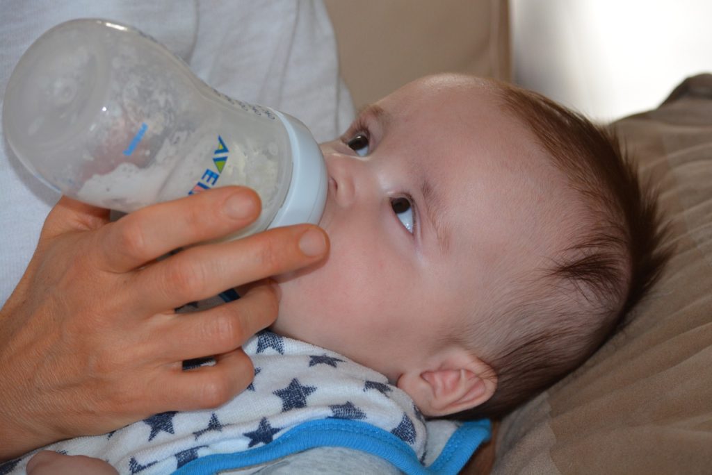 Comment sevrer un bébé de moins de 9 mois ?