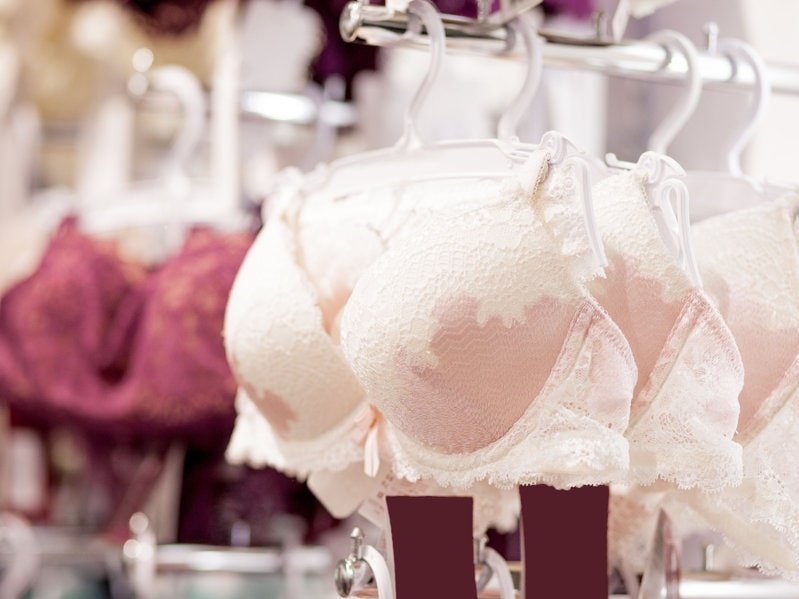 Variété de soutien-gorge suspendu dans un magasin de sous-vêtements de lingerie