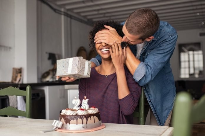Homme souhaitant un joyeux anniversaire à sa copine