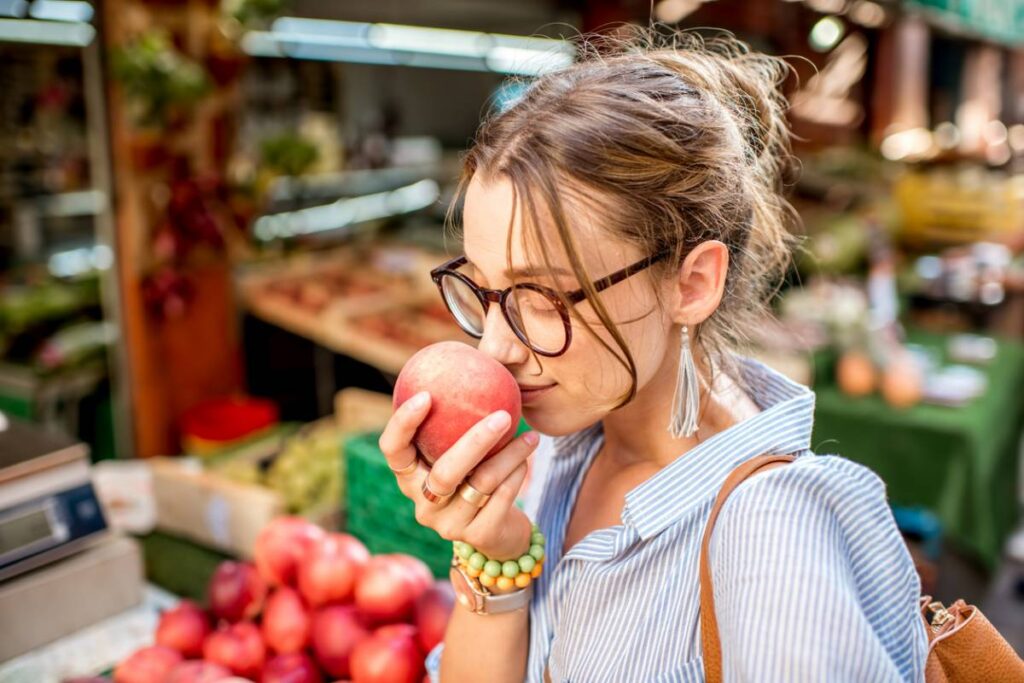 La poussette de marché : le retour en force d&rsquo;un accessoire kitsch assumé !