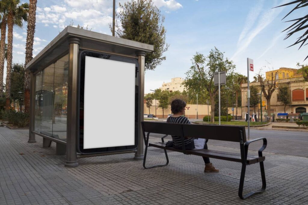 Quels sont les défis liés au mobilier urbain dans une commune ?