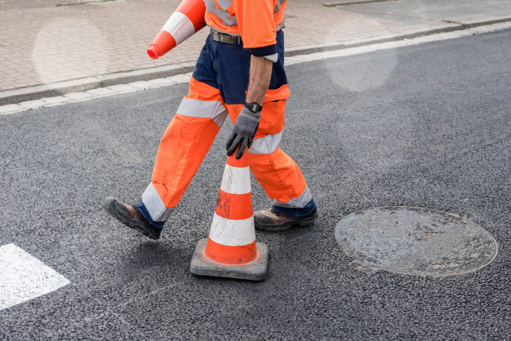 Ces tracés et signes de toutes les couleurs dans la rue, qu’est-ce que c’est ?