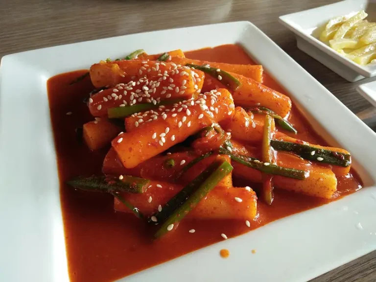 Le Tteokbokki plat traditionnel coréen