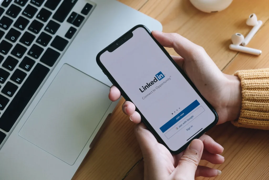 à quel gafam appartient Linkedin