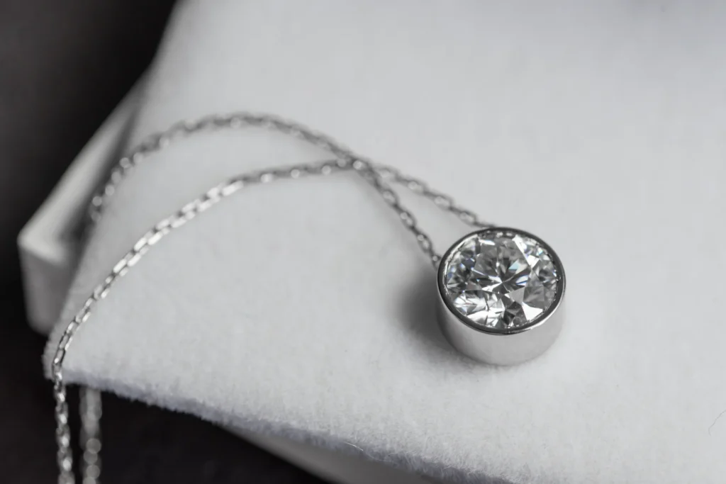 Guide pratique pour nettoyer un pendentif diamant