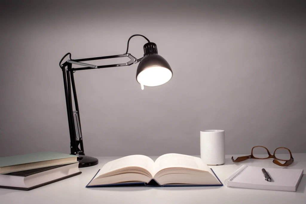 Achat d’une lampe de lecture : pourquoi est-ce nécessaire ?