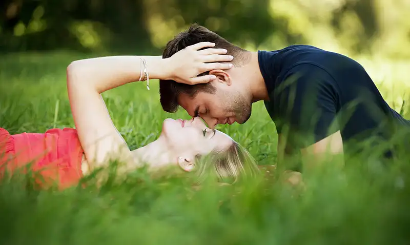 Couple amoureux dans l'herbe