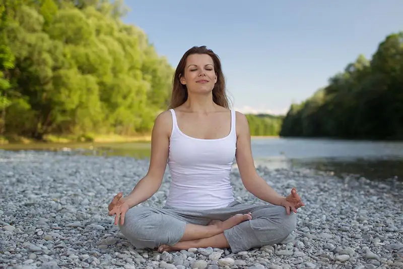 Femme pratiquant la méditation