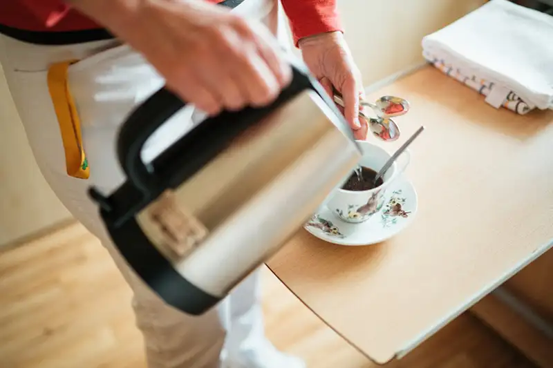 faire un café avec une bouilloire électrique