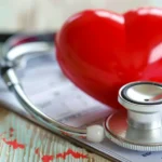 stéthoscope et coeur illustrant les assurances complémentaires santé