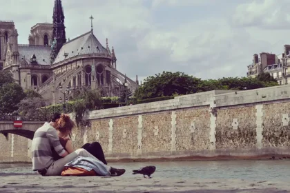 couple amoureux à Paris