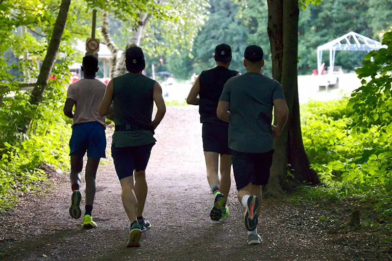 coureurs en forêt