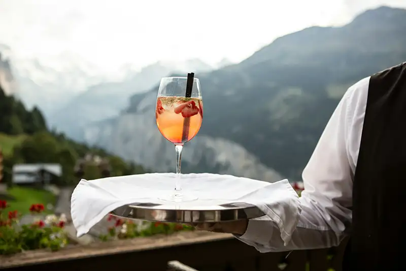 Majordome tenant plateau et verre de vin