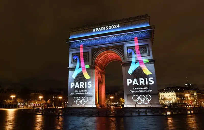 Arc de Triomphe avec le logo des JO de Paris 2024