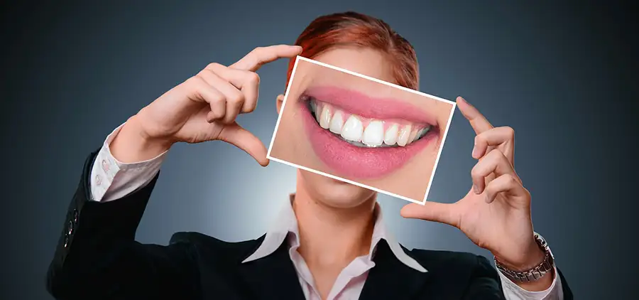 Femme avec sourire et dents blanches