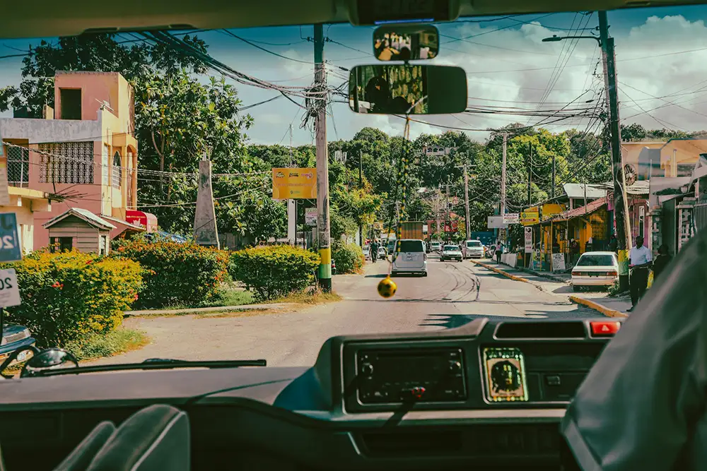 Vue des rues de Kingston depuis un taxi