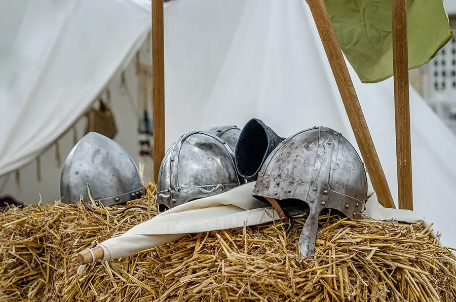 casques moyen-âge pour illustrer l'origine de Qui dort dîne