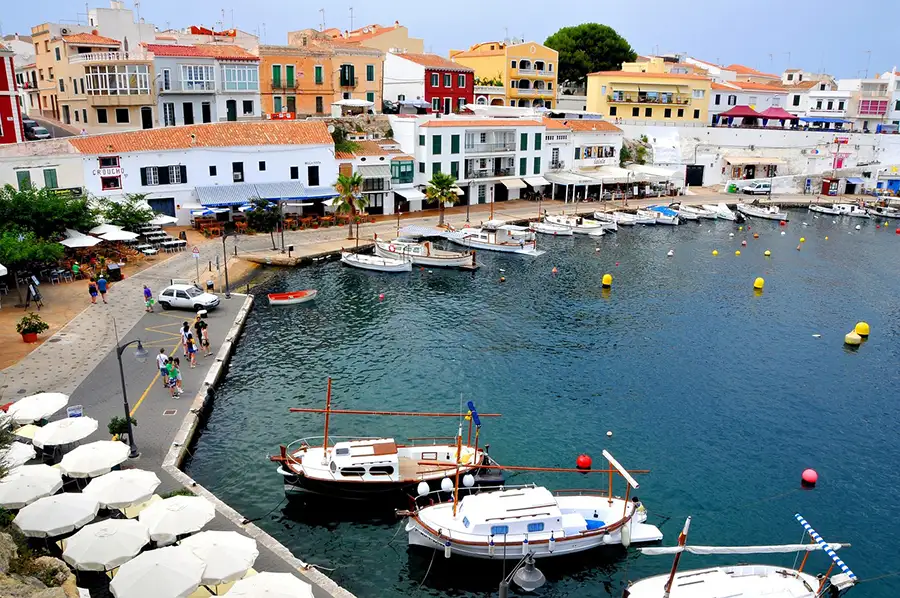 petit port de village local aux baléares