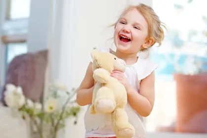 photo enfant avec peluche