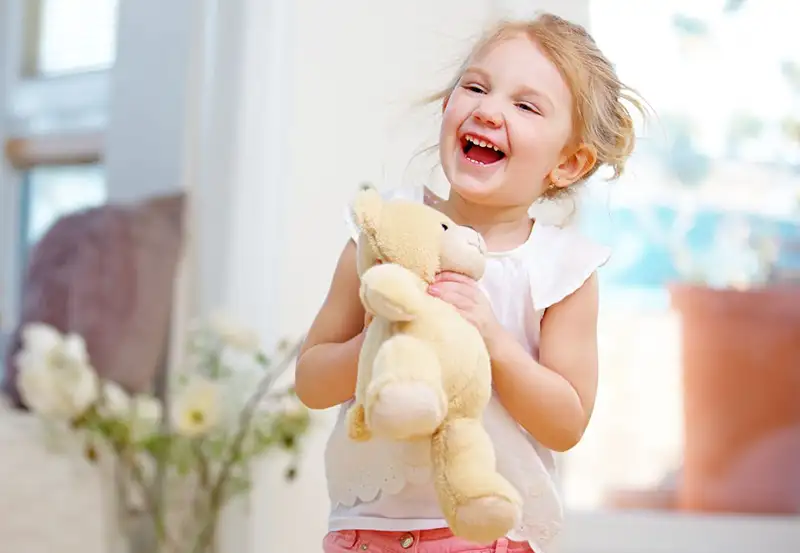 photo enfant avec peluche