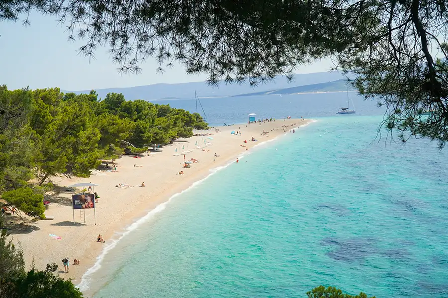 plage de Zlatni Rat