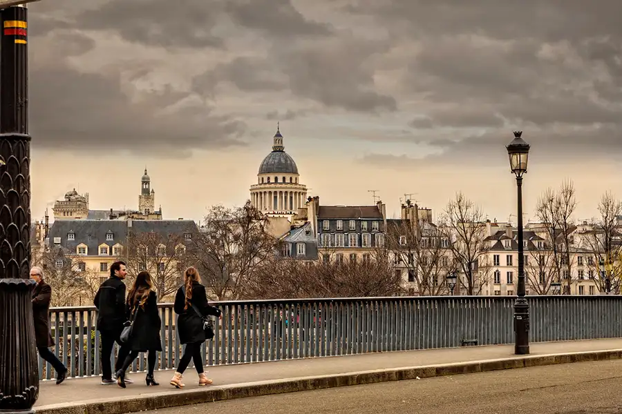 Amis marchant à recherche de brunchs dans Paris