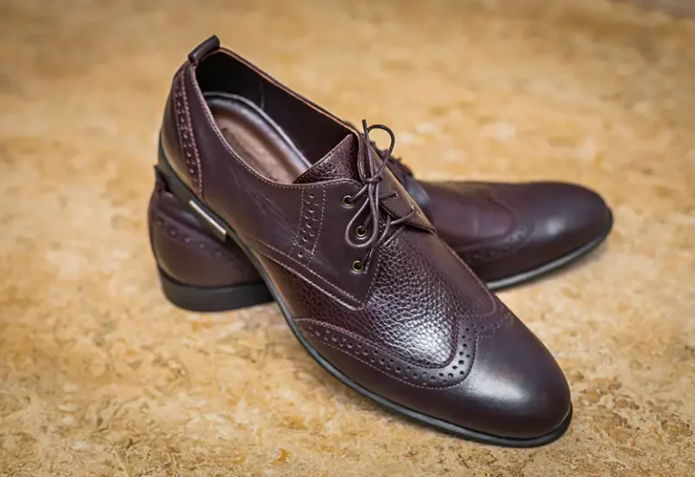 Paire de chaussures de bureau