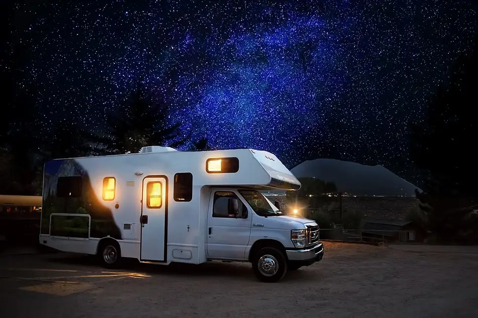 camping car de nuit sous un ciel étoilé