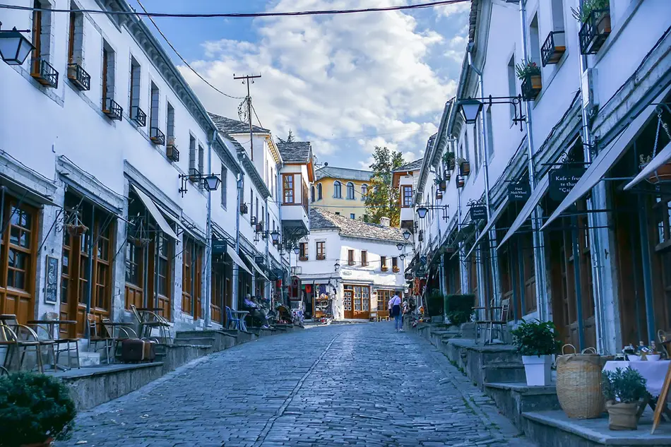 Rue de Gjirokastër, Albanie.