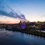 Vue aérienne du port et du centre ville de Montréal à la tombée de la nuit