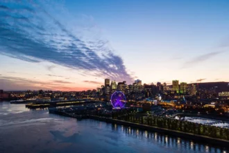 Vue aérienne du port et du centre ville de Montréal à la tombée de la nuit