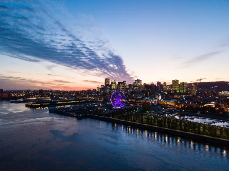 Vue aérienne du port et du centre ville de Montréal à la tombée de la nuit