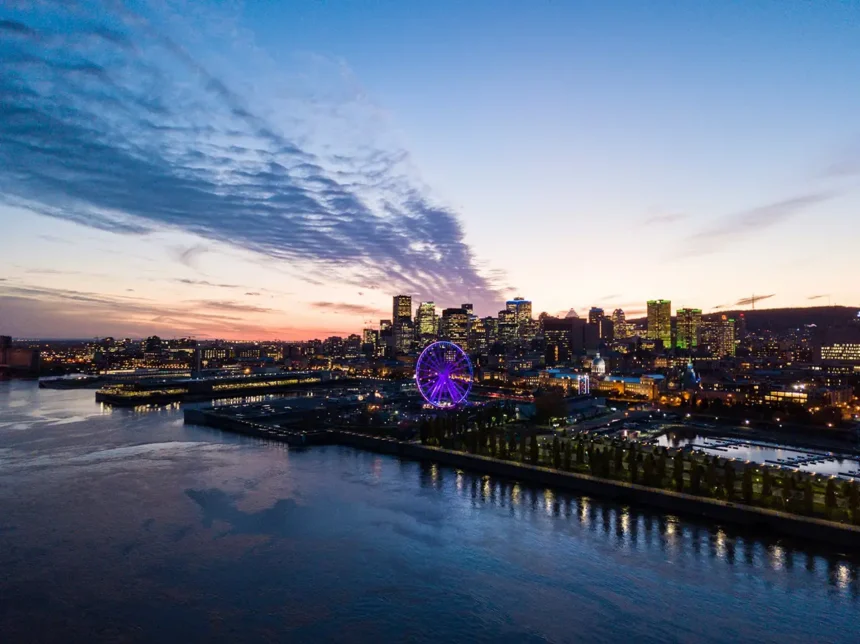 Vue aérienne du port et du centre ville de Montréal à la tombée de la nuit