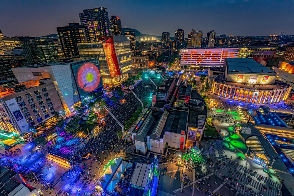 Quartier des spectacles pendant les Francofolies de Montréal