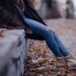 Tenue mi-saison, femme en jean et chaussures en automne