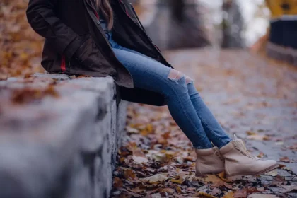 Tenue mi-saison, femme en jean et chaussures en automne