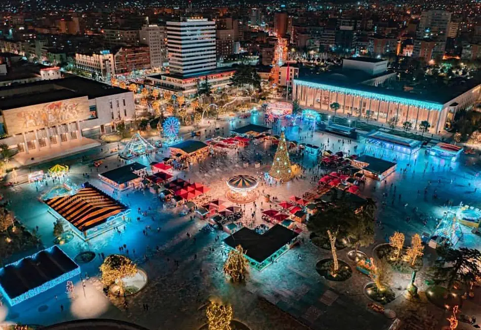 vue aérienne de la place centrale de Tirana, la nuit avec décorations de Noel