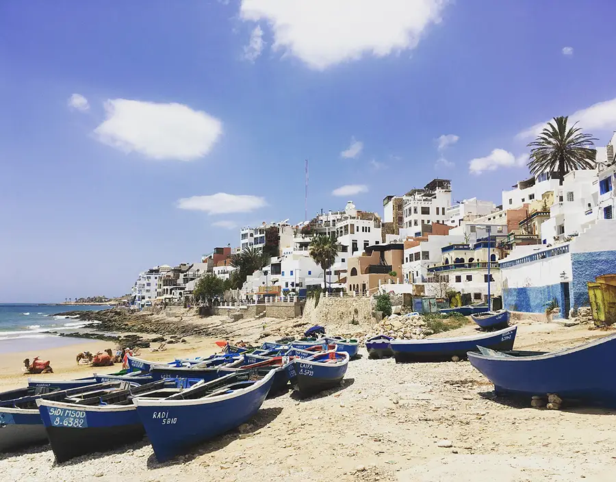 baie de Taghazout, avec ses bateaux bleus sue la plage