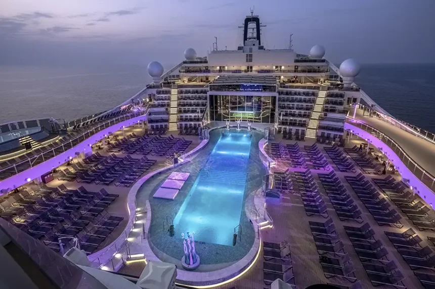 Vue aérienne du bateau de croisière en Méditerranée, crépuscule