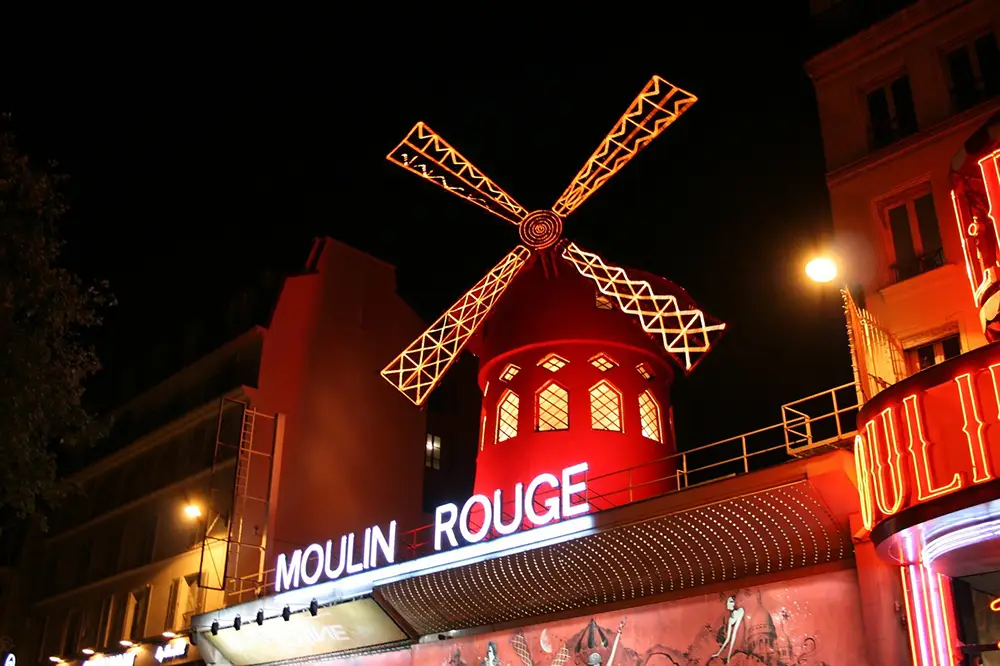 moulin rouge, lieu parisien du burlesque