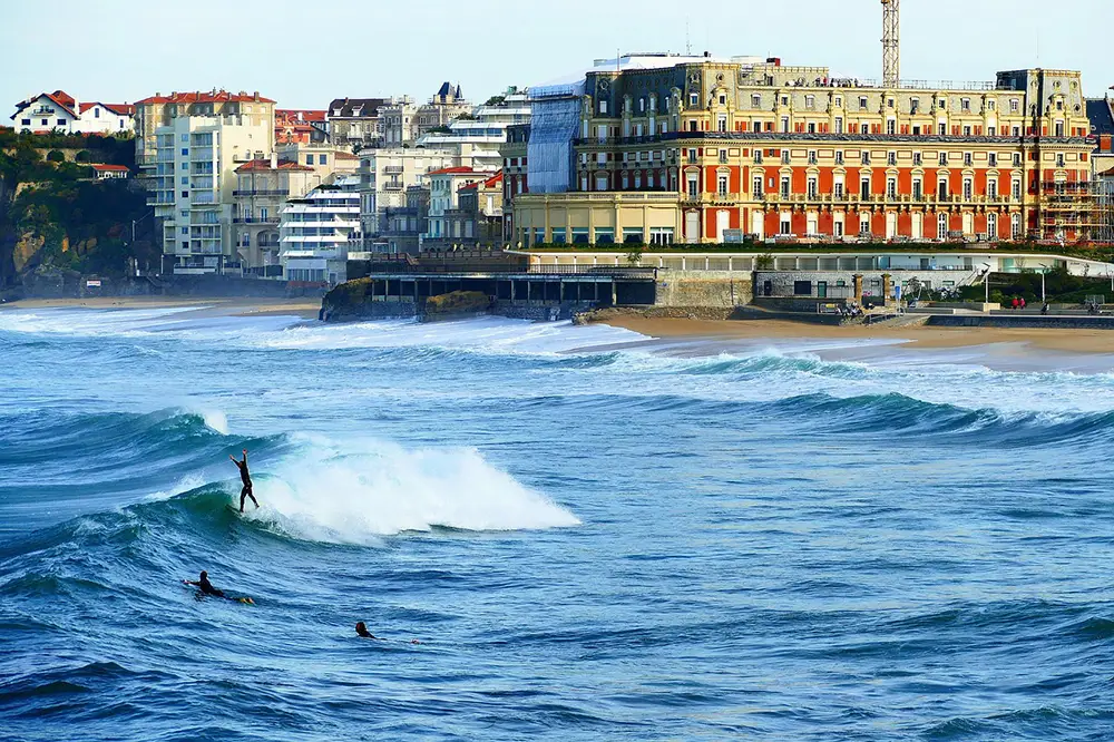 Plage de Biarritz avec vue sur les surfeurs et le Casino