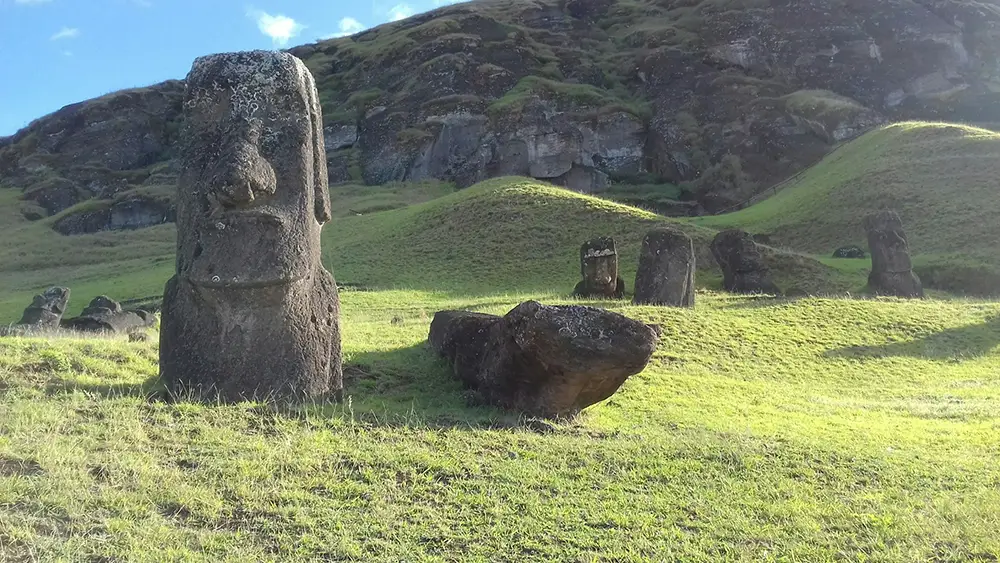 statues de pierre Rapa Nui sur l'île de Pâques