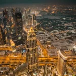 Vue aérienne de Dubaï illuminée, de nuit