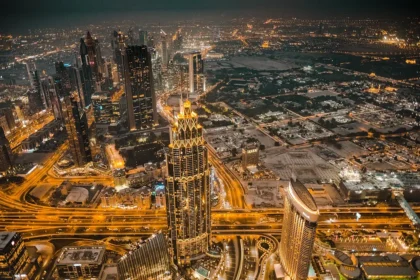 Vue aérienne de Dubaï illuminée, de nuit