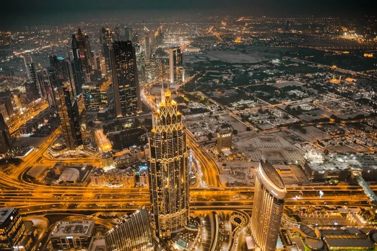 Vue aérienne de Dubaï illuminée, de nuit