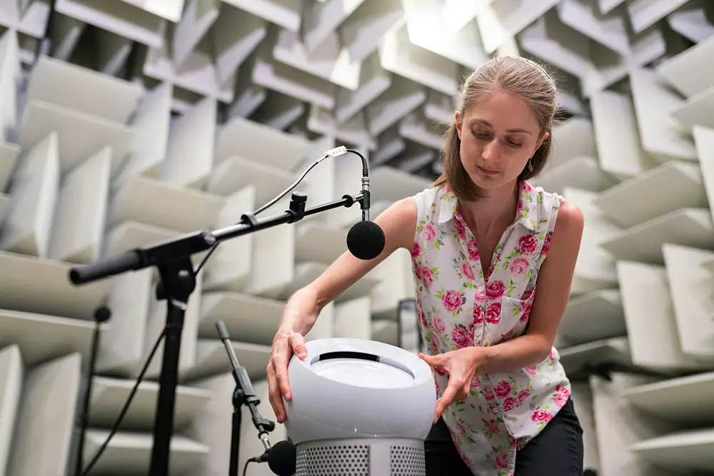 expérimentation sonore dans un studio acoustique avec un microphone