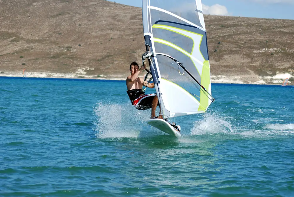 homme faisant de la planche à voile à Zlatni Rat, Croatie