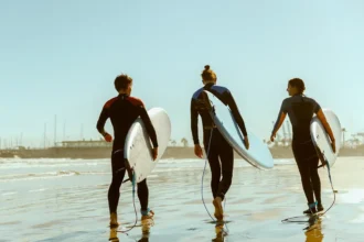 3 surfeurs sur une plage en Croatie, profitant de sports de glisse