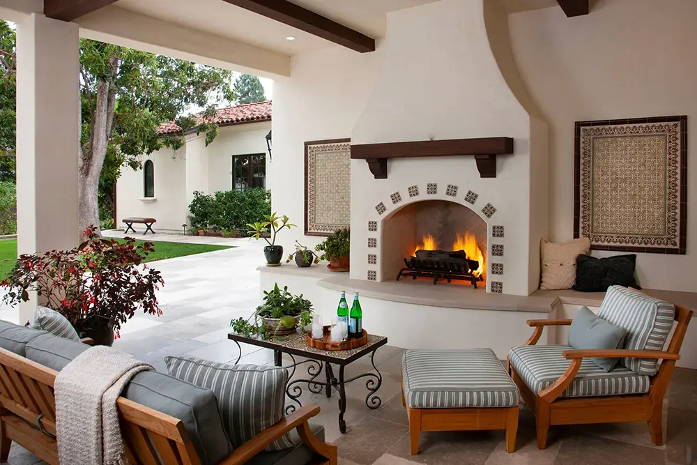 terrasse au style méditerranéen avec cheminée extérieure