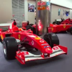 Voitures de F1 rouges exposées pour représenter la chaine de TV F1 TV Pro